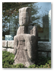 入口に立つ石像