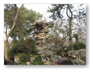 大きな太湖石が飾られています。