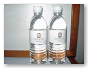一部屋に２本の水のペットボトルがサービスされている。これは、助かる。
