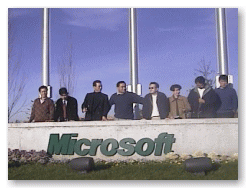 マイクソフト社の前で記念写真